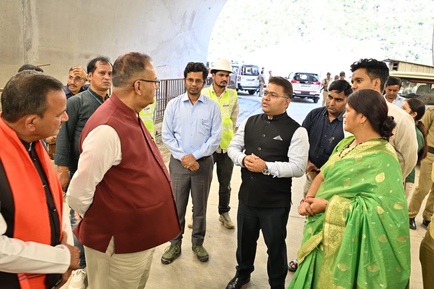 प्रभारी मंत्री गणेश जोशी ने किया अलकनंदा नदी पर निर्माणाधीन पुल एवं सुरंग परियोजना का निरीक्षण 8