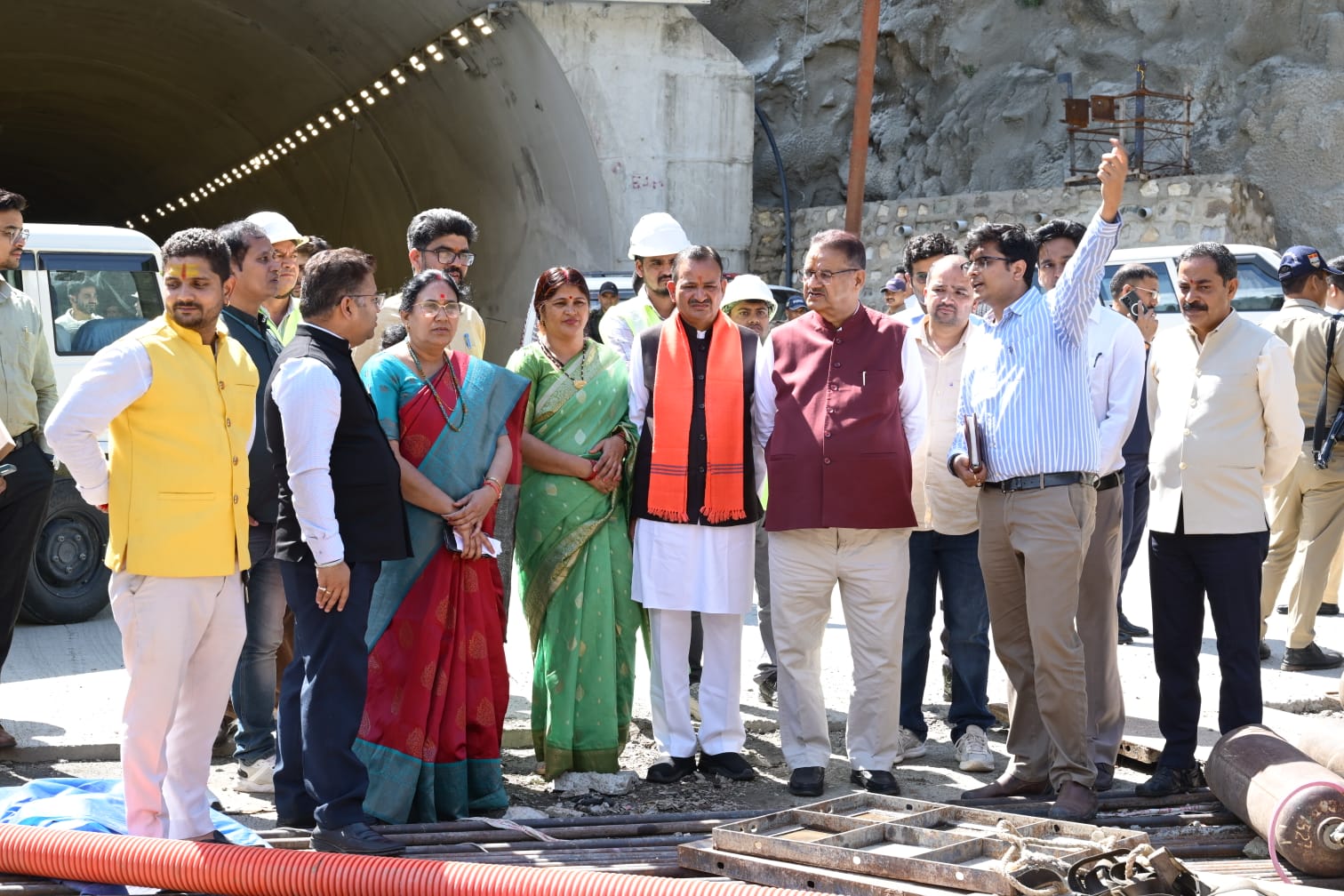 प्रभारी मंत्री गणेश जोशी ने किया अलकनंदा नदी पर निर्माणाधीन पुल एवं सुरंग परियोजना का निरीक्षण 3