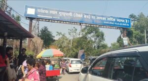 गढ़ी कैंट स्थित गुचुपानी में पर्यटकों का लगा जमावड़ा, ठंडे पानी से मिटा रहे थकान