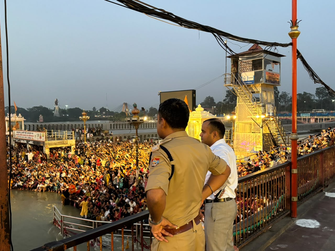 जिलाधिकारी एवं एसएसपी हरिद्वार द्वारा सोमवती स्नान के दृष्टिगत सुरक्षा व्यवस्था का जयजा लेते हुए 16