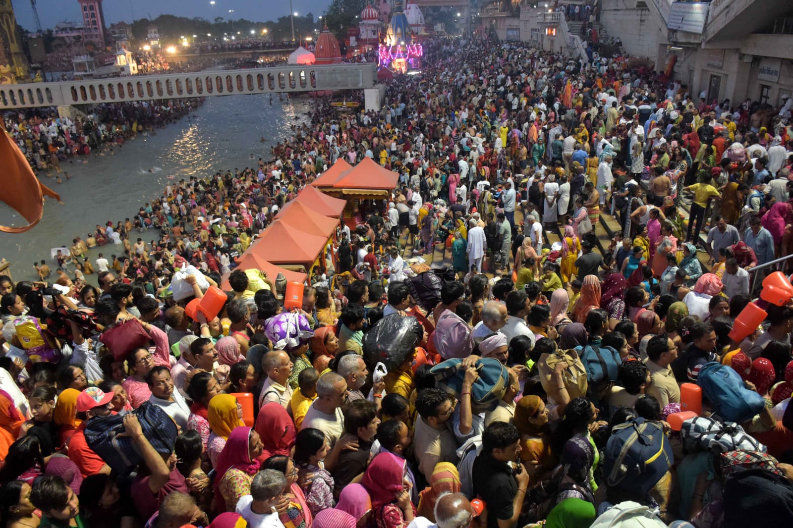 आज सोमवती अमावस्या स्नान पर हर की पैड़ी एवं विभिन्न घाटों पर सायं कालीन आरती दर्शन तक लगभग 76 लाख 50,000 हजार श्रद्धालुगणों द्वारा मां गंगा में स्नान कर अपने-अपने गंतव्य को प्रस्थान कर चुके 6