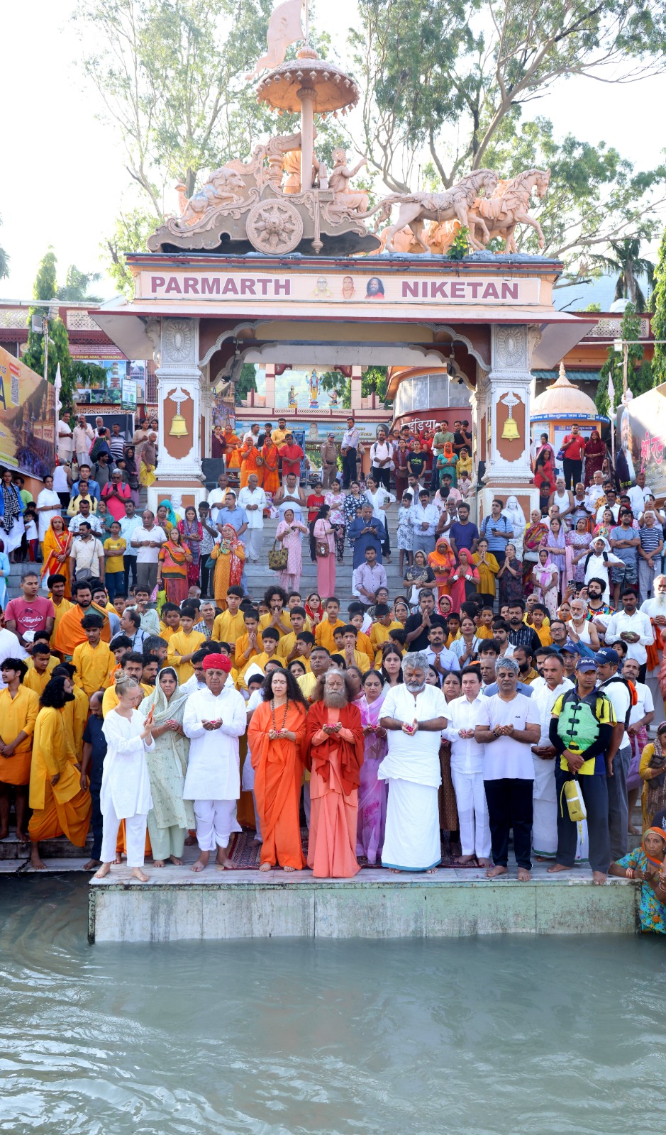 सोमवती अमावस्या पर गंगा स्नान, राष्ट्र समृद्धि व विश्व शांति के लिये प्रार्थना 3