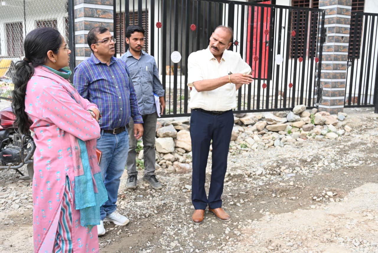 विधायक एवं जिलाधिकारी ने थत्यूड़ में नव निर्मित पुस्तकालय का किया उद्घाटन, सामुदायिक स्वास्थ्य केंद्र का भी किया निरीक्षण 3