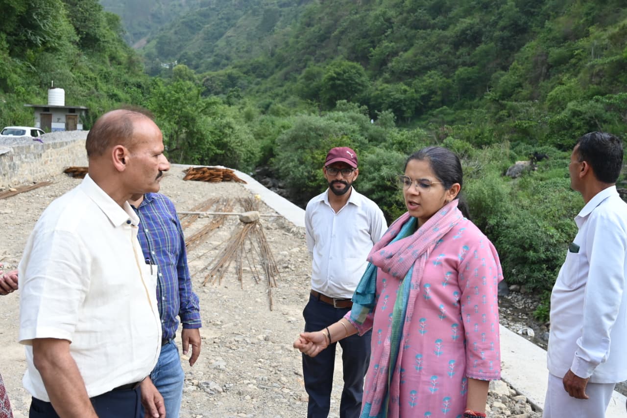 विधायक एवं जिलाधिकारी ने थत्यूड़ में नव निर्मित पुस्तकालय का किया उद्घाटन, सामुदायिक स्वास्थ्य केंद्र का भी किया निरीक्षण 2