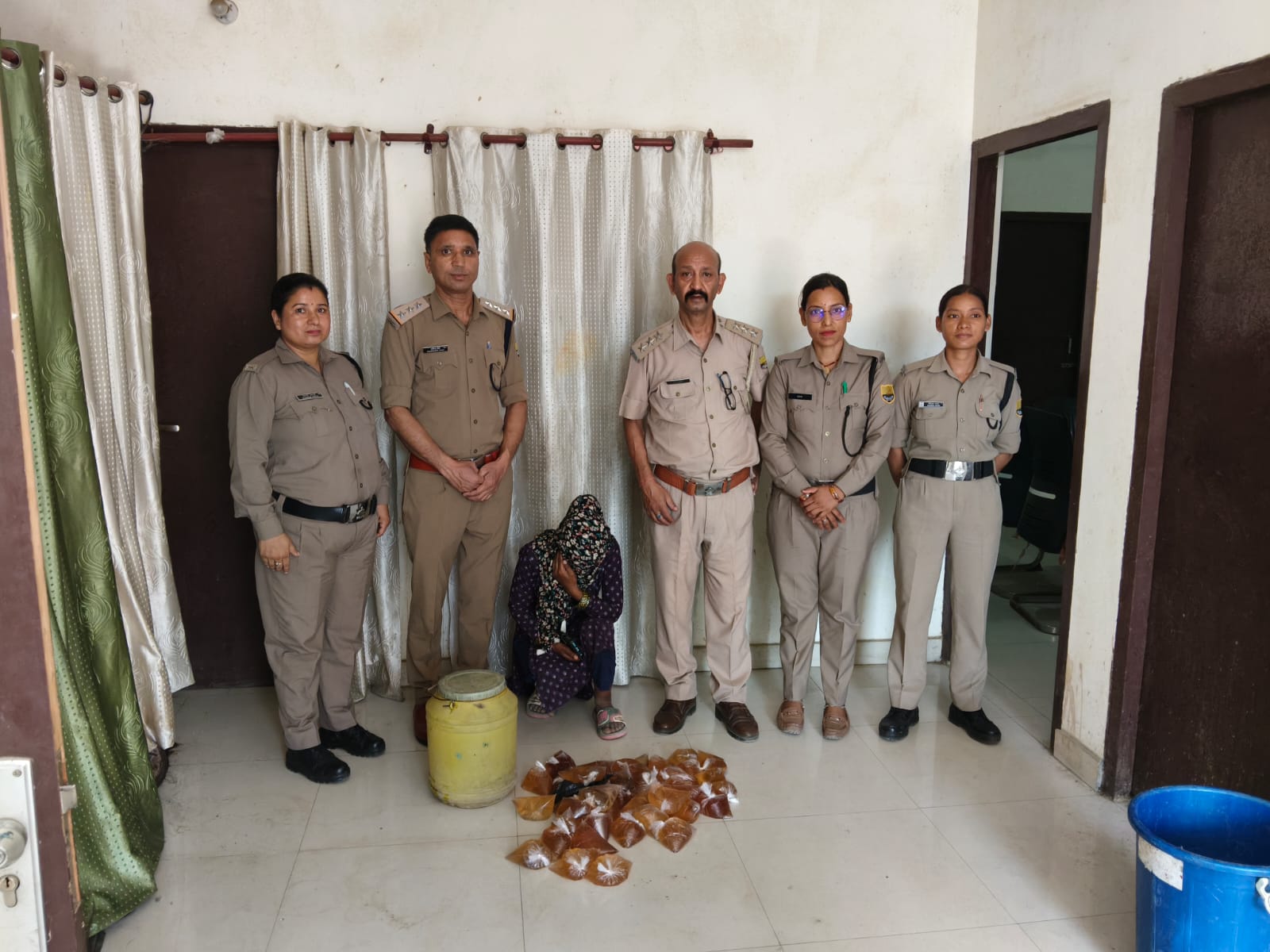 काशीपुर की आबकारी टीम द्वारा ग्राम कलियावाला और गढ़ीहुसैन में संयुक्त रुप से दबिश दी 4