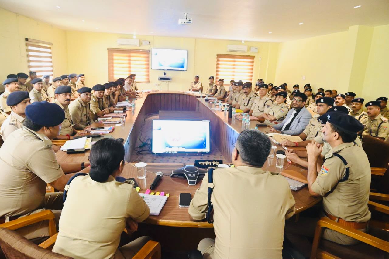 बीते माह मई में जनपद में घटे अपराधों एवं उनके खुलासे की समीक्षा 4