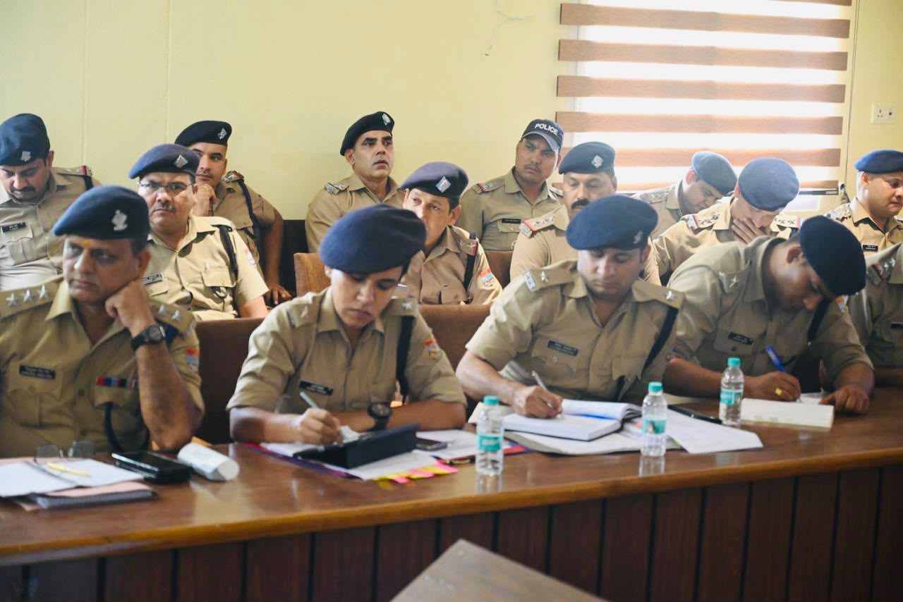 बीते माह मई में जनपद में घटे अपराधों एवं उनके खुलासे की समीक्षा 3