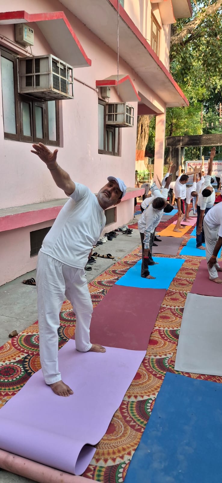 अंतरराष्ट्रीय योग दिवस पर प्रेस क्लब हरिद्वार में योग शिविर का आयोजन 13