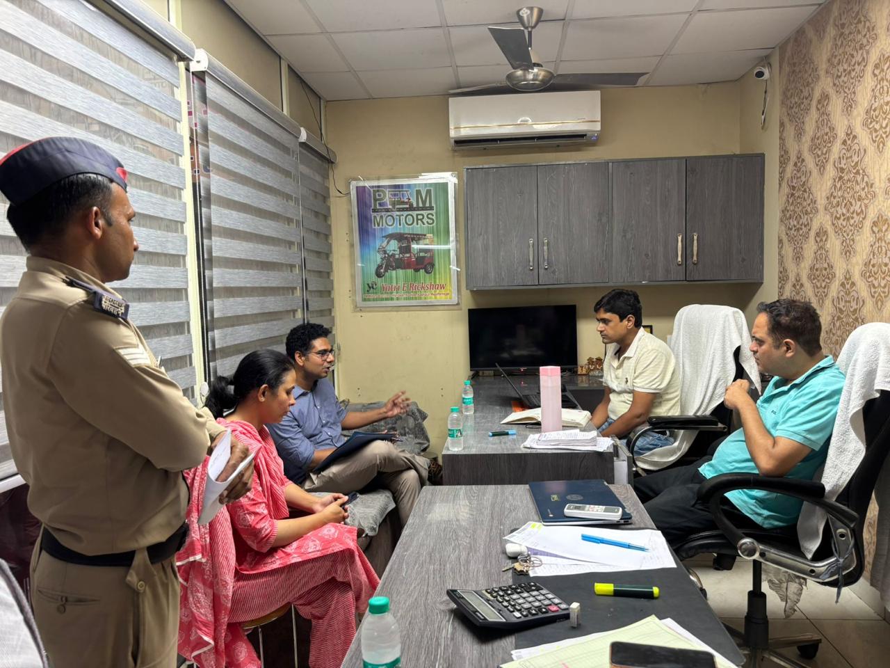 जनपद में संचालित ई-रिक्शा डीलरशिपों द्वारा मोटर वाहन अधिनियम एवं संबंधित नियमों के अनुपालन की जांच हेतु विशेष प्रवर्तन अभियान चलाया गया 2