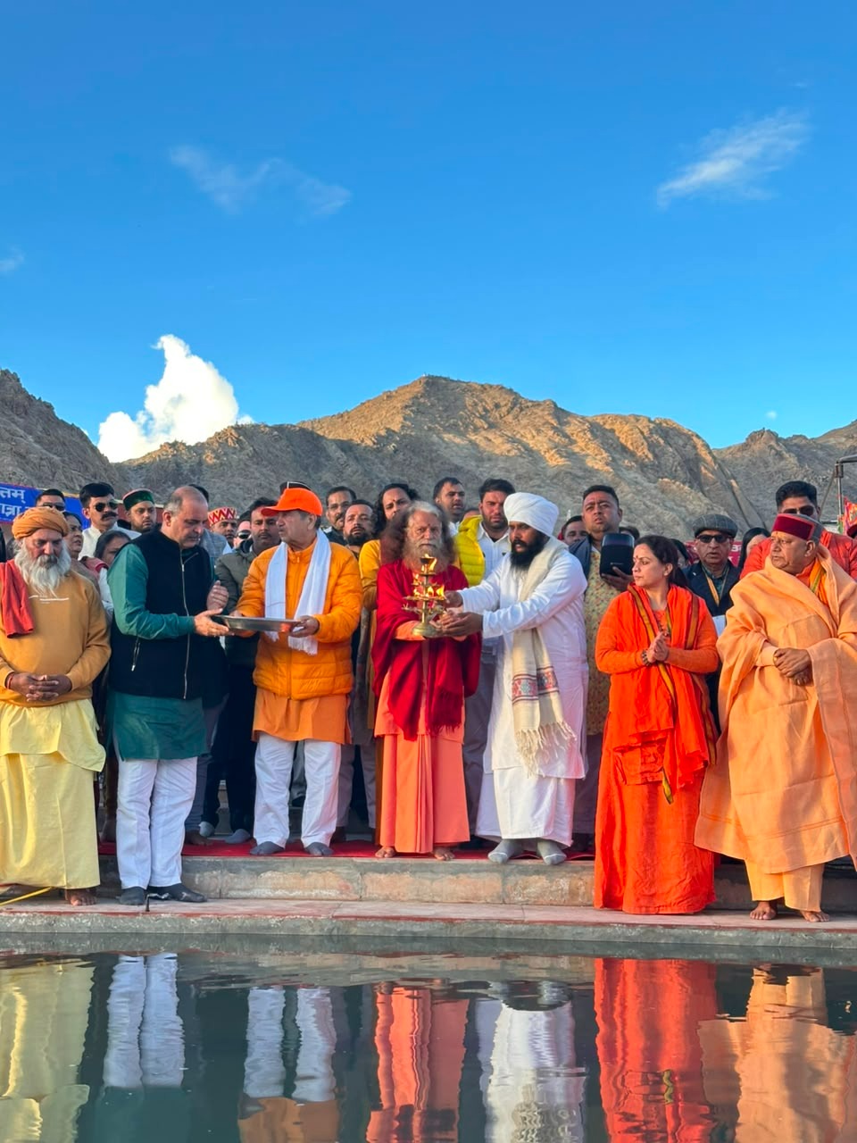 सिंधु नदी तट पर पूज्य स्वामी चिदानन्द सरस्वती जी के सान्निध्य में हुआ दिव्य जलाभिषेक एवं दिव्य-भव्य आरती 13