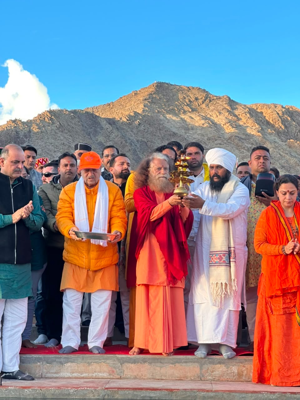 सिंधु नदी तट पर पूज्य स्वामी चिदानन्द सरस्वती जी के सान्निध्य में हुआ दिव्य जलाभिषेक एवं दिव्य-भव्य आरती 5