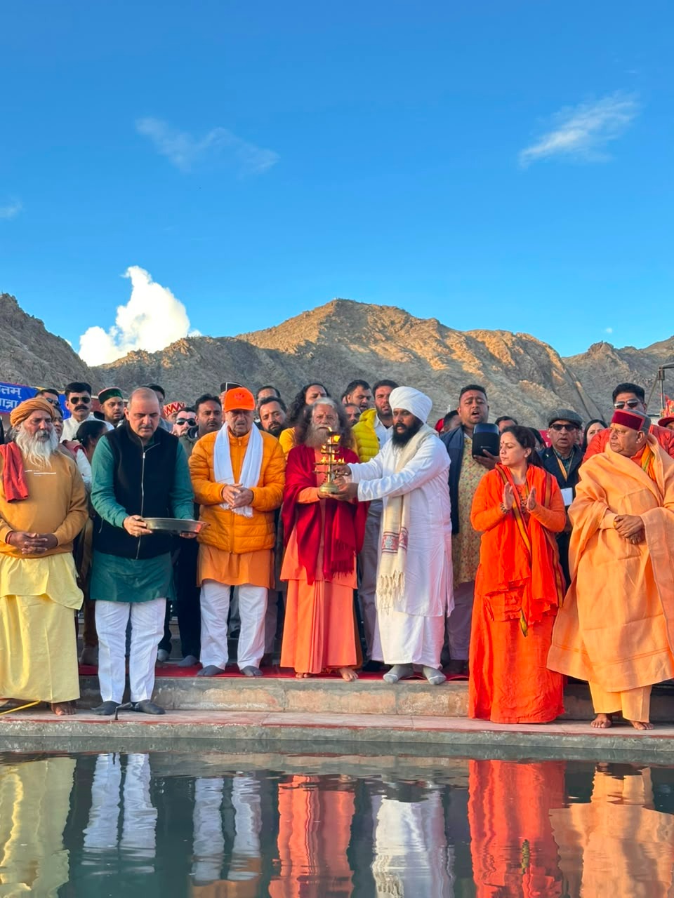 सिंधु नदी तट पर पूज्य स्वामी चिदानन्द सरस्वती जी के सान्निध्य में हुआ दिव्य जलाभिषेक एवं दिव्य-भव्य आरती 11