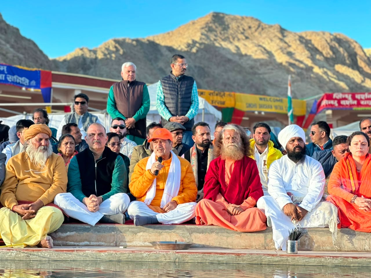 सिंधु नदी तट पर पूज्य स्वामी चिदानन्द सरस्वती जी के सान्निध्य में हुआ दिव्य जलाभिषेक एवं दिव्य-भव्य आरती 7