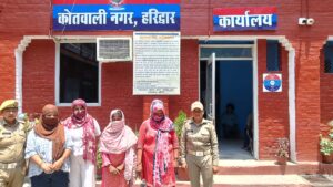 सार्वजनिक स्थान पर आने जाने वाले व्यक्तियो को अपनी ओर आकर्षित करने वाली महिलाओ को हरिद्वार पुलिस ने हिरासत में लिया