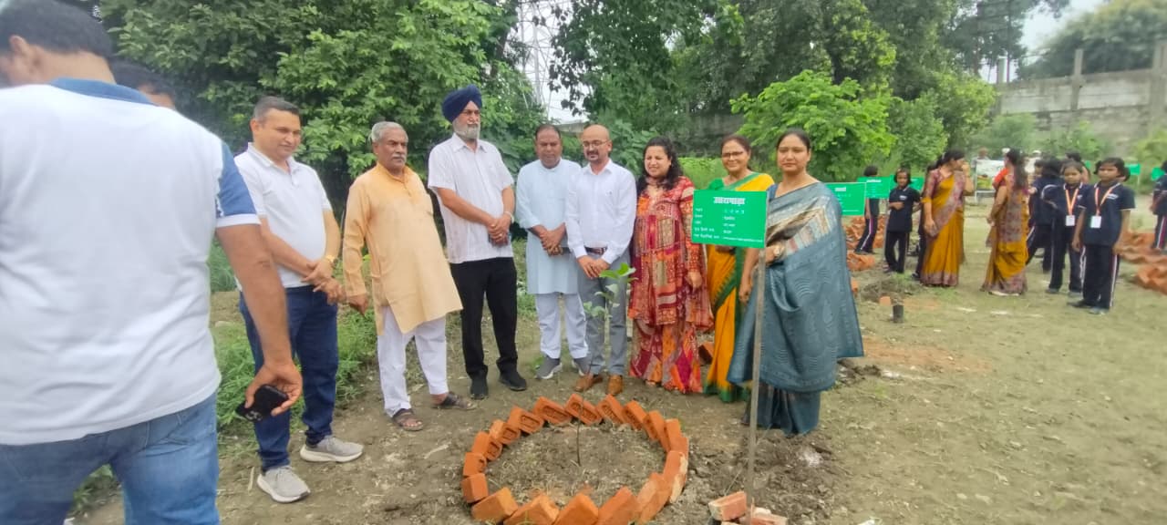 हरेला पर्व पर नवग्रह वाटिका में हुआ वृक्षारोपण, हरित उत्तराखंड का लिया संकल्प 3
