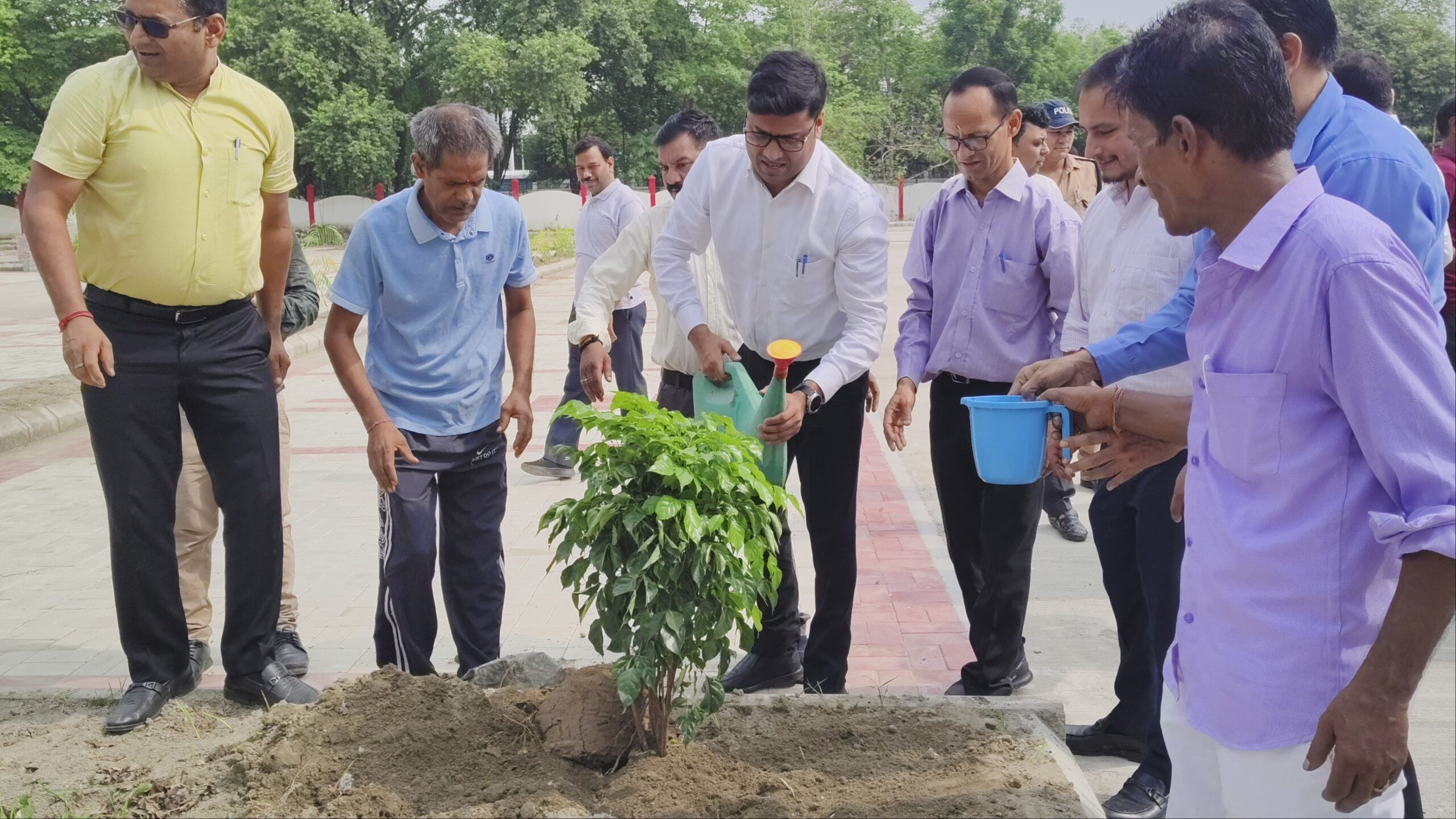 हरेला पर्व पर जिलाधिकारी नितिन सिंह भदौरिया ने किया वृक्षारोपण, पर्यावरण संरक्षण का दिया संदेश 3