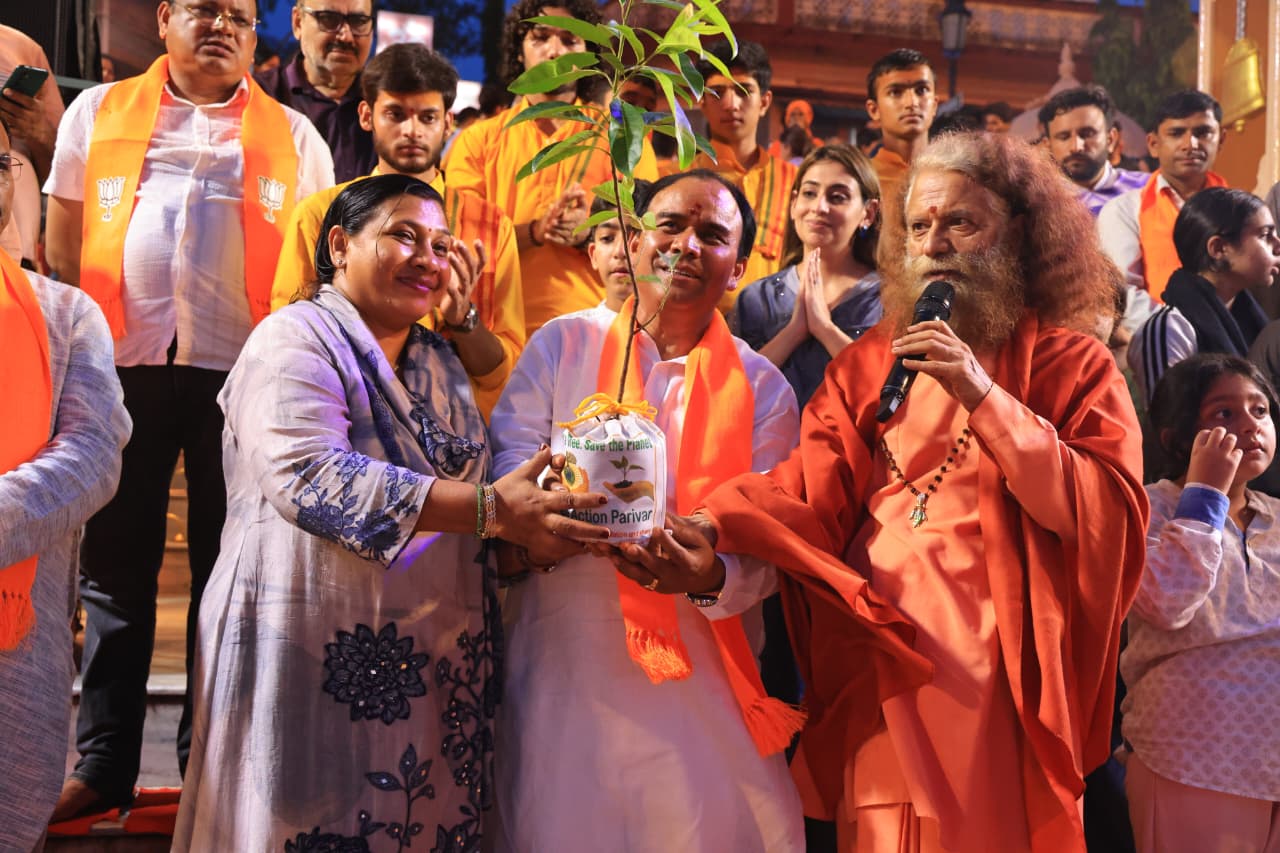 परमार्थ निकेतन दर्शनार्थ पहुँचे उत्तराखंड के स्वास्थ्य एवं चिकित्सा शिक्षा मंत्री डॉ. धन सिंह रावत जी 7