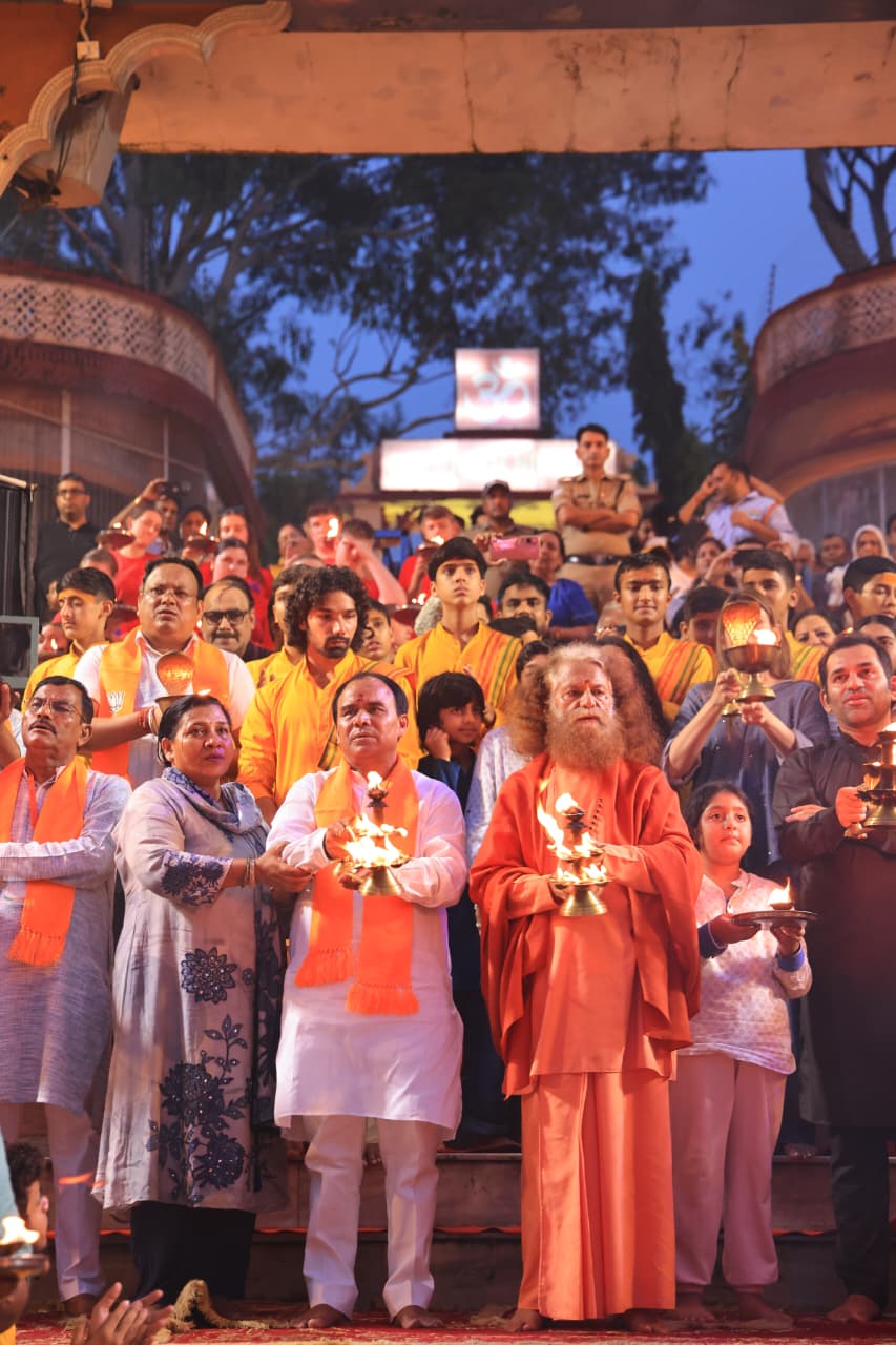परमार्थ निकेतन दर्शनार्थ पहुँचे उत्तराखंड के स्वास्थ्य एवं चिकित्सा शिक्षा मंत्री डॉ. धन सिंह रावत जी 4