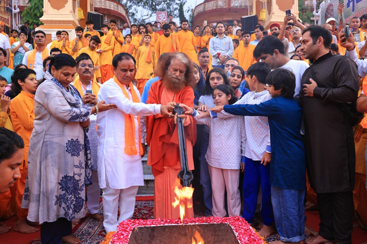 परमार्थ निकेतन दर्शनार्थ पहुँचे उत्तराखंड के स्वास्थ्य एवं चिकित्सा शिक्षा मंत्री डॉ. धन सिंह रावत जी 2