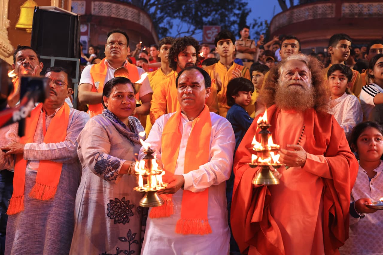 परमार्थ निकेतन दर्शनार्थ पहुँचे उत्तराखंड के स्वास्थ्य एवं चिकित्सा शिक्षा मंत्री डॉ. धन सिंह रावत जी 3