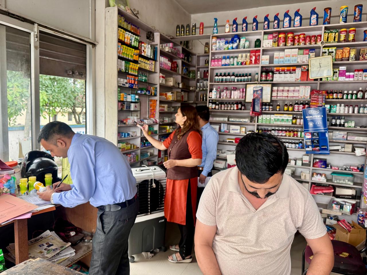 श्रीमती सीमा डुंगराकोटी द्वारा “safe drugs: safe life” campaign के तहत ड्रग विभाग के साथ देहरादून के विभिन्न मेडिकल स्टोर्स का संयुक्त औचक निरीक्षण किया 3