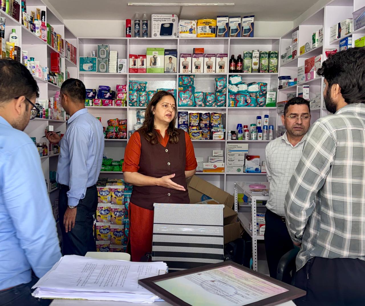 श्रीमती सीमा डुंगराकोटी द्वारा “safe drugs: safe life” campaign के तहत ड्रग विभाग के साथ देहरादून के विभिन्न मेडिकल स्टोर्स का संयुक्त औचक निरीक्षण किया 2