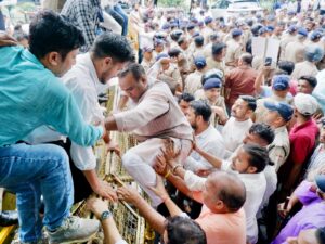 बीजेपी के हजारों कार्यकर्ताओं जनप्रतिनिधियों ने अपना विरोध प्रदर्शन करते हुए प्रदेश कांग्रेस भवन का घेराव किया