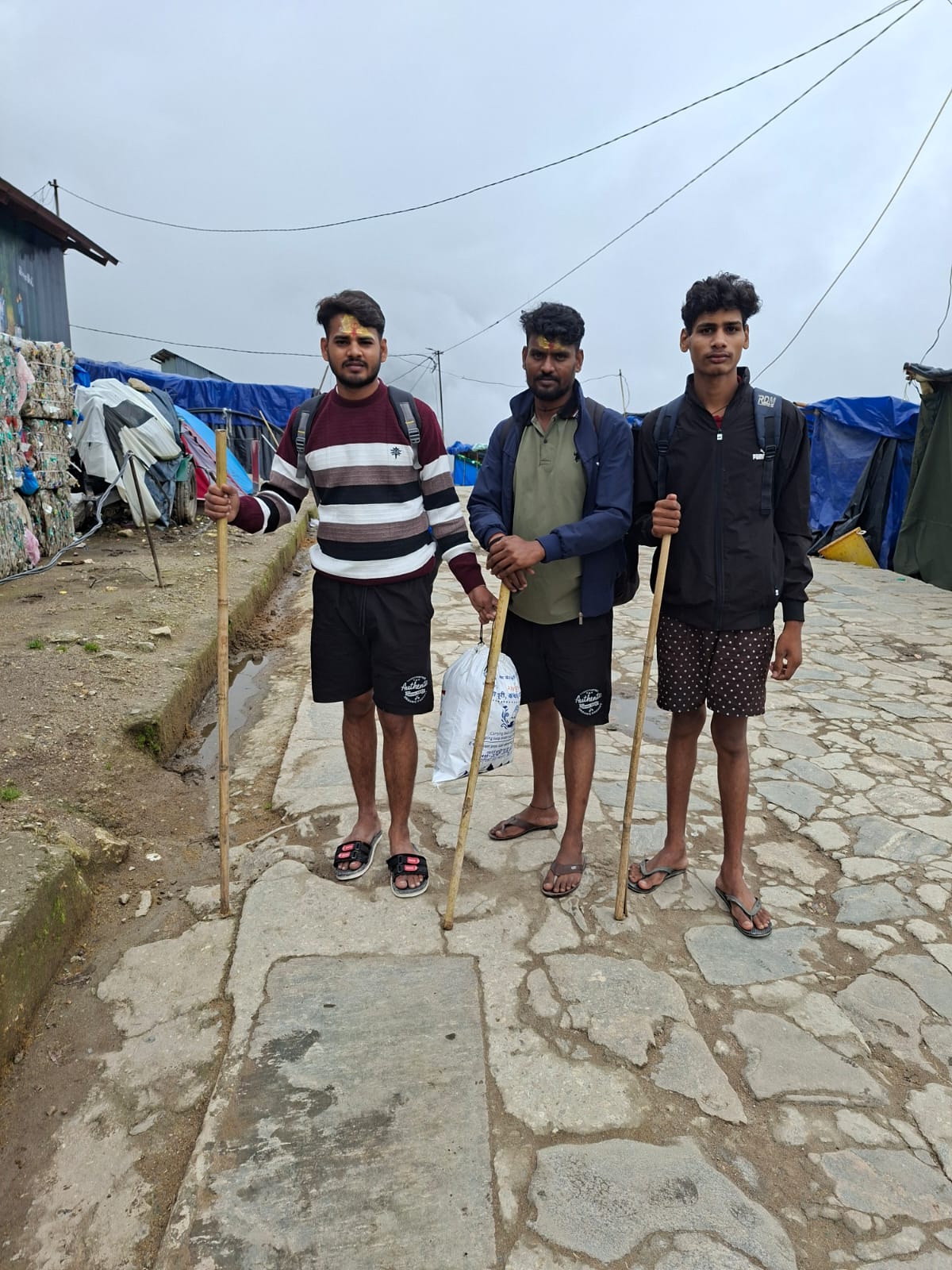 केदारनाथ पैदल मार्ग बंद, गौरीकुंड गेट से 200 मीटर आगे पहाड़ी से भारी भूस्खलन, यात्रियों की आवाजाही रोकी गई 3