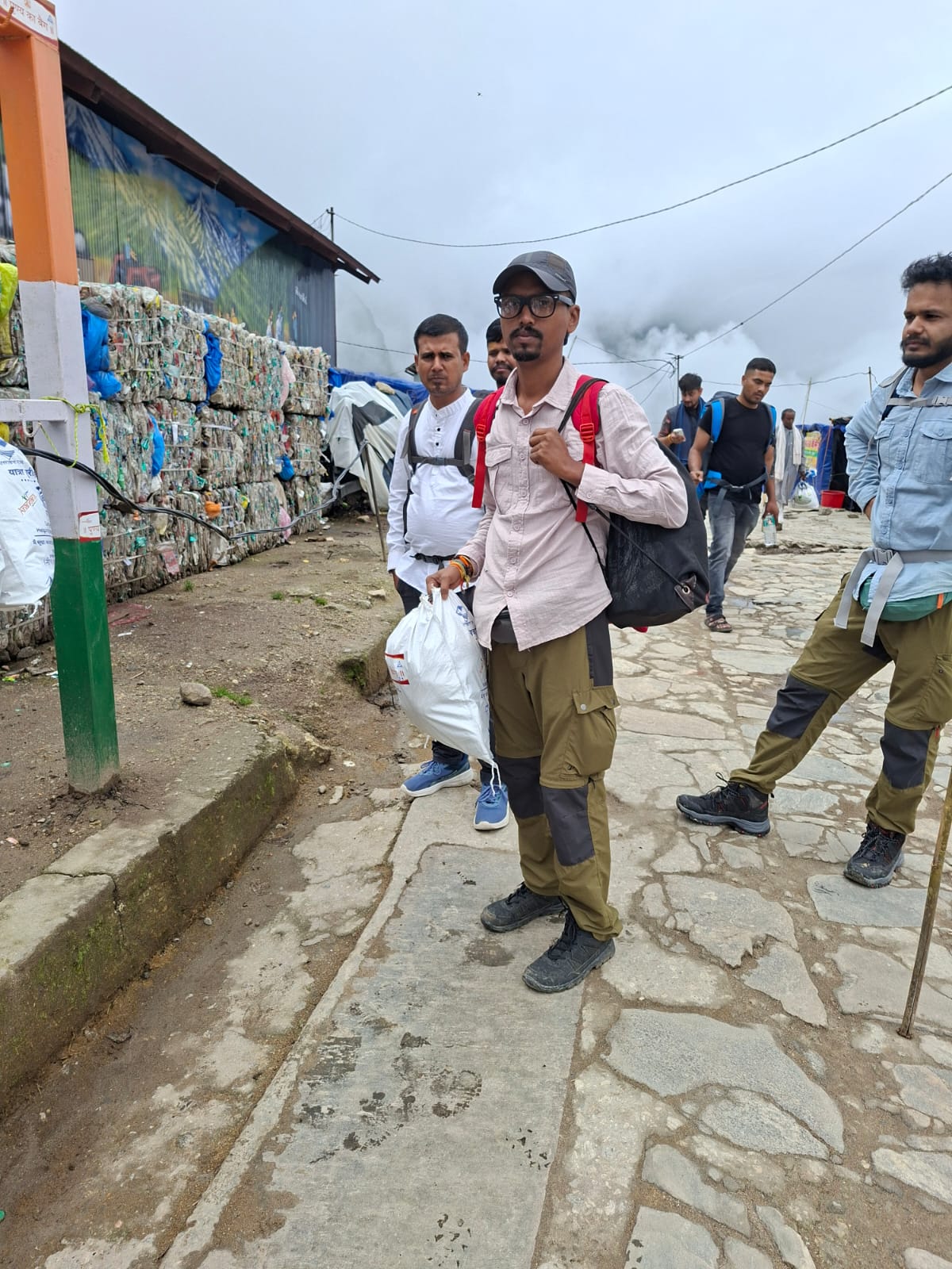 केदारनाथ पैदल मार्ग बंद, गौरीकुंड गेट से 200 मीटर आगे पहाड़ी से भारी भूस्खलन, यात्रियों की आवाजाही रोकी गई 4