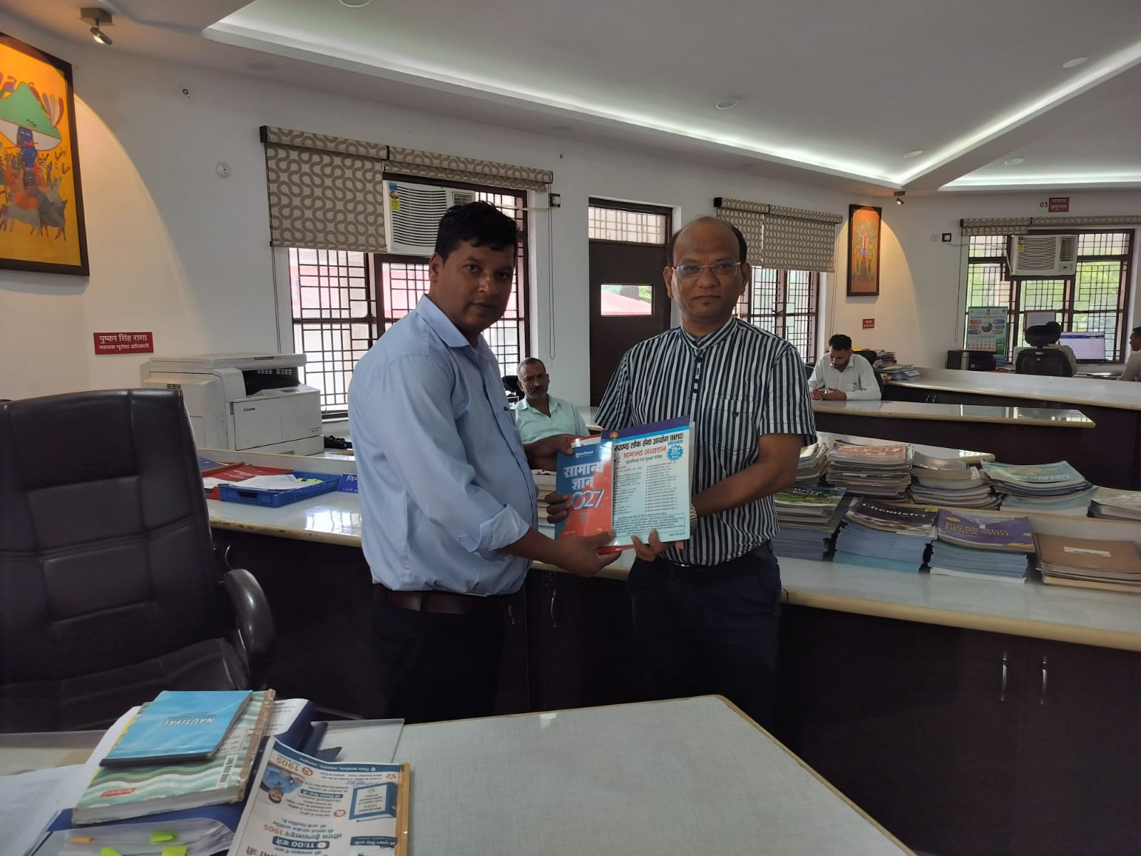 एक पुस्तक दान करें, ज्ञान का वृक्ष लगाएं’ अभियान को मिला लगातार समर्थन, अफसरों ने भेंट की किताबें 3