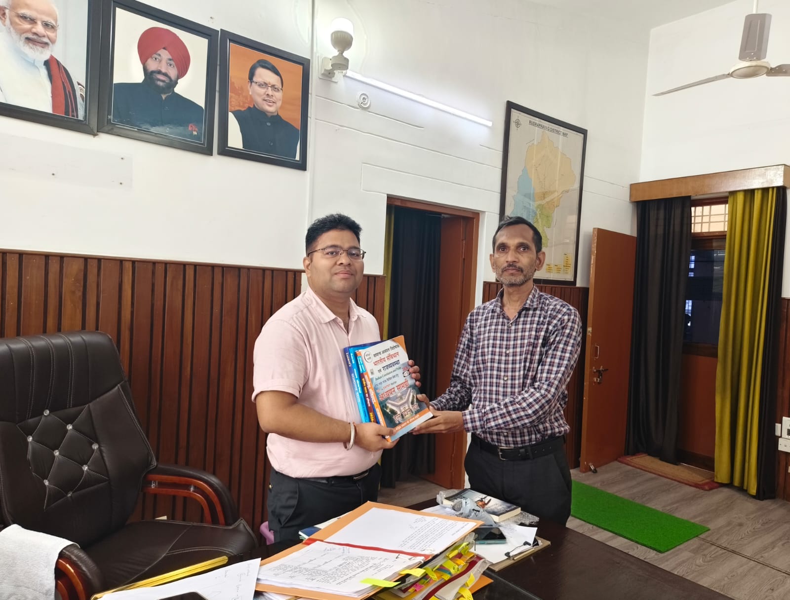 एक पुस्तक दान करें, ज्ञान का वृक्ष लगाएं’ अभियान को मिला लगातार समर्थन, अफसरों ने भेंट की किताबें 2