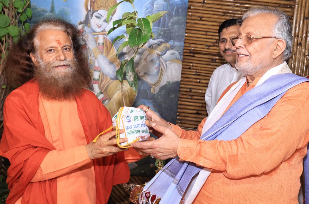 माननीय वित्त एवं संसदीय कार्य, मंत्री उत्तर प्रदेश सरकार श्री सुरेश खन्ना जी आये परमार्थ निकेतन 2