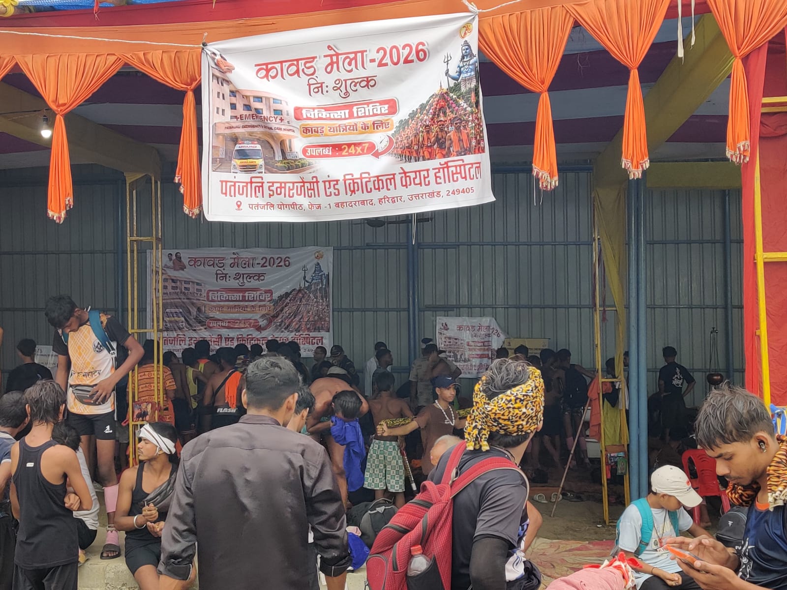 कांवड़ यात्रा पर आने वाले शिवभक्तों का स्वास्थ्य खराब होने की दशा में तत्काल निशुल्क किया जा रहा है उपचार 4