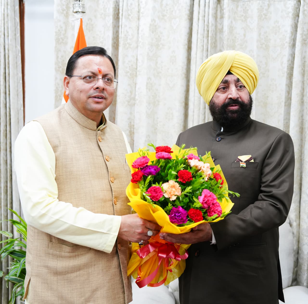 राज्यपाल लेफ्टिनेंट जनरल गुरमीत सिंह (से नि) से मुख्यमंत्री श्री पुष्कर सिंह धामी ने शिष्टाचार भेंट की