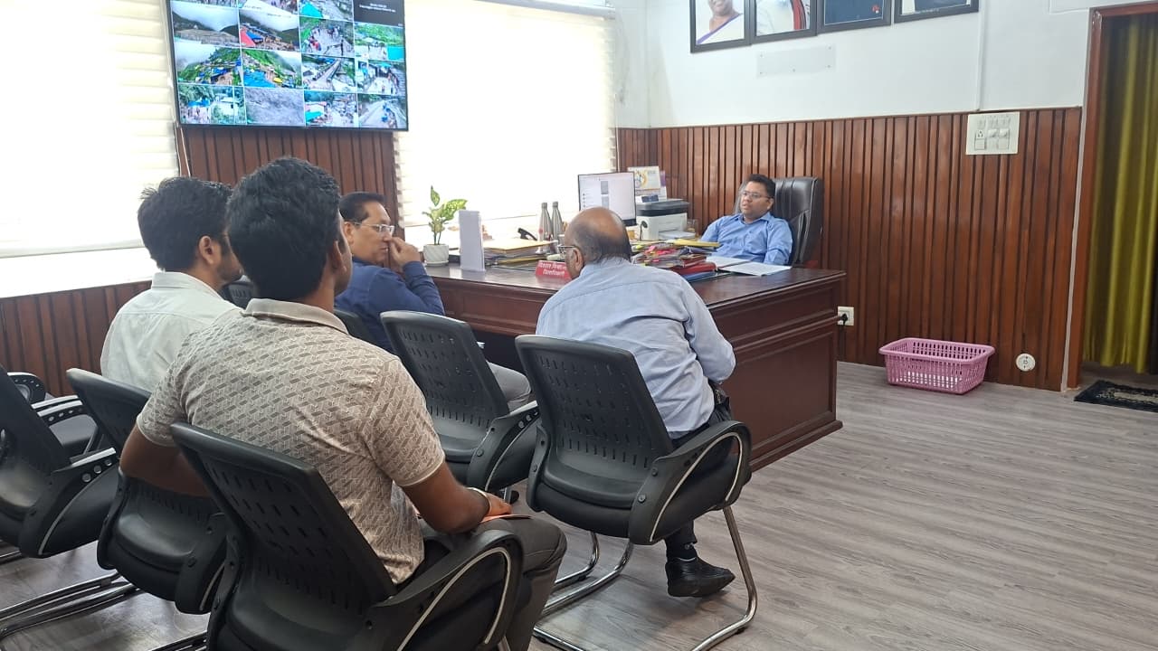 जिलाधिकारी ने पीएमजीएसवाई कार्यों की समीक्षा की, लंबित सड़कों को जल्द पूरा करने के निर्देश 2
