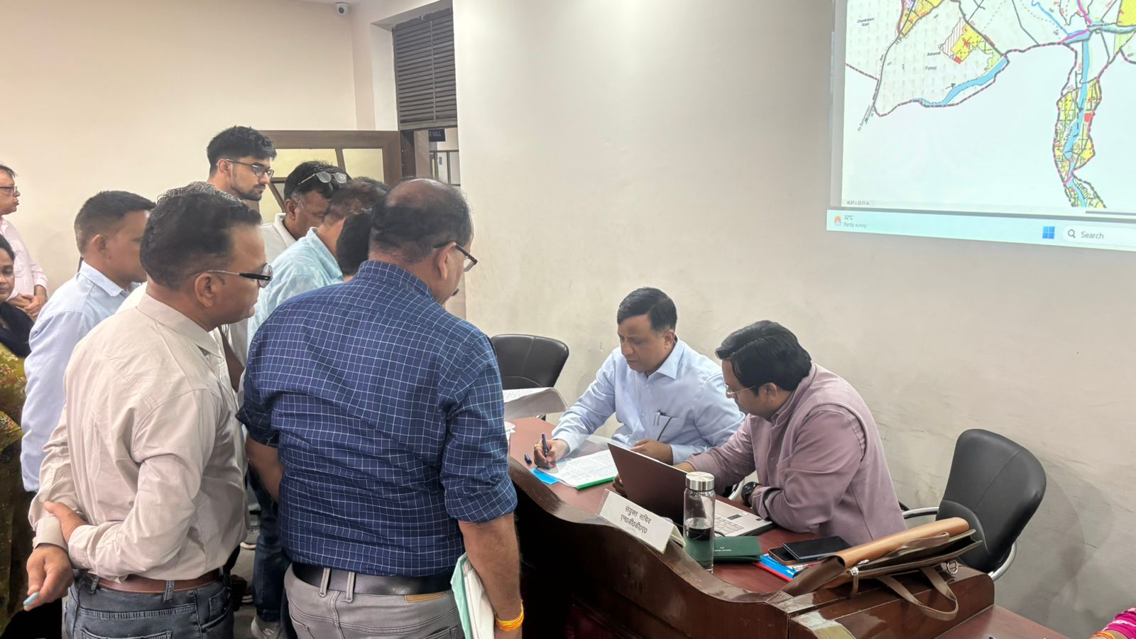 ग्राफिक एरा यूनिवर्सिटी परिसर में आयोजित जनसुनवाई कैंप में पहुंचे स्थानीय नागरिक 4