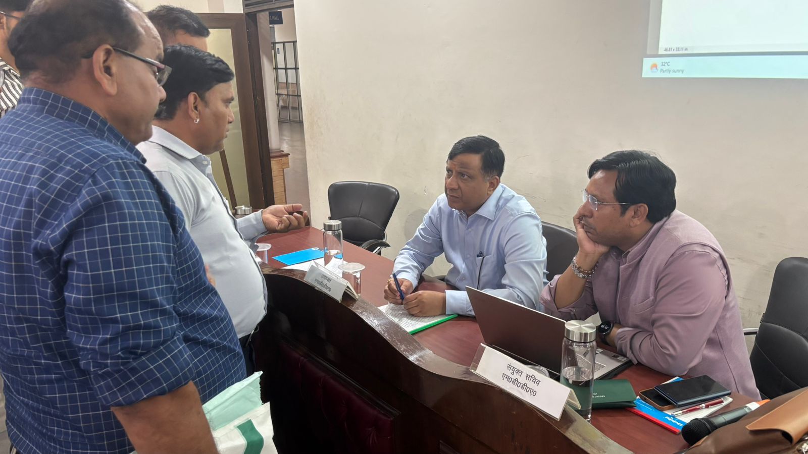 ग्राफिक एरा यूनिवर्सिटी परिसर में आयोजित जनसुनवाई कैंप में पहुंचे स्थानीय नागरिक 3