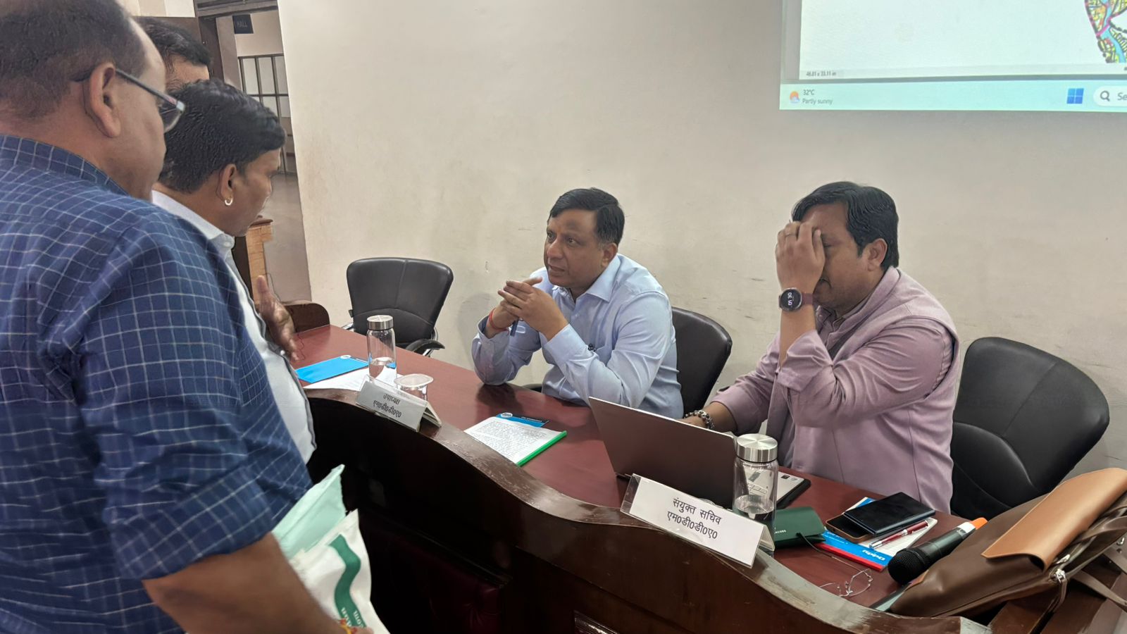 ग्राफिक एरा यूनिवर्सिटी परिसर में आयोजित जनसुनवाई कैंप में पहुंचे स्थानीय नागरिक 2