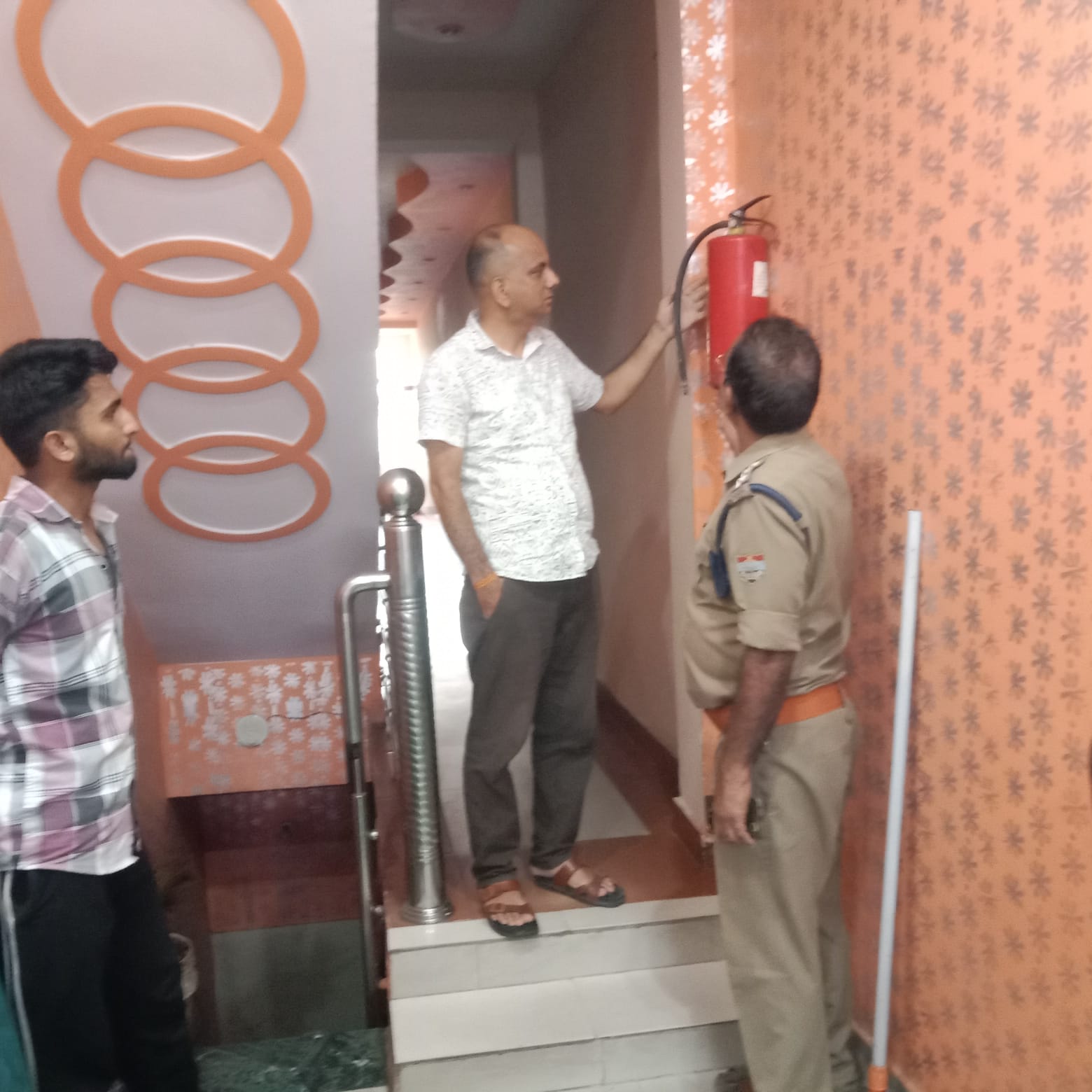 आग लगने की घटनाओं से बचाओ के लिए फायर ऑडिट, मौके पर सुरक्षा उपकरणों की की गई जांच 3