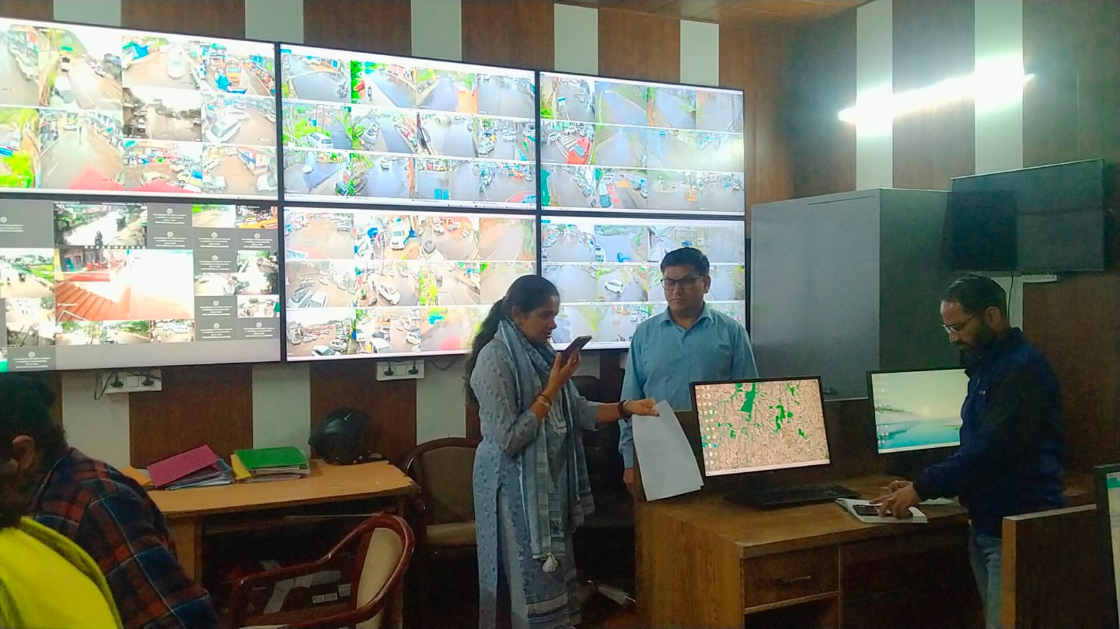 जिलाधिकारी ने ली आपदा प्रबंधन की समीक्षा बैठक, कंट्रोल रूम का किया निरीक्षण 2