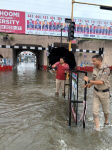 भारी बारिश मैं पुलिस सड़क पर मौजूद आमजन को सही मार्ग से गंतव्य के लिए प्रस्थान करवाते हुए