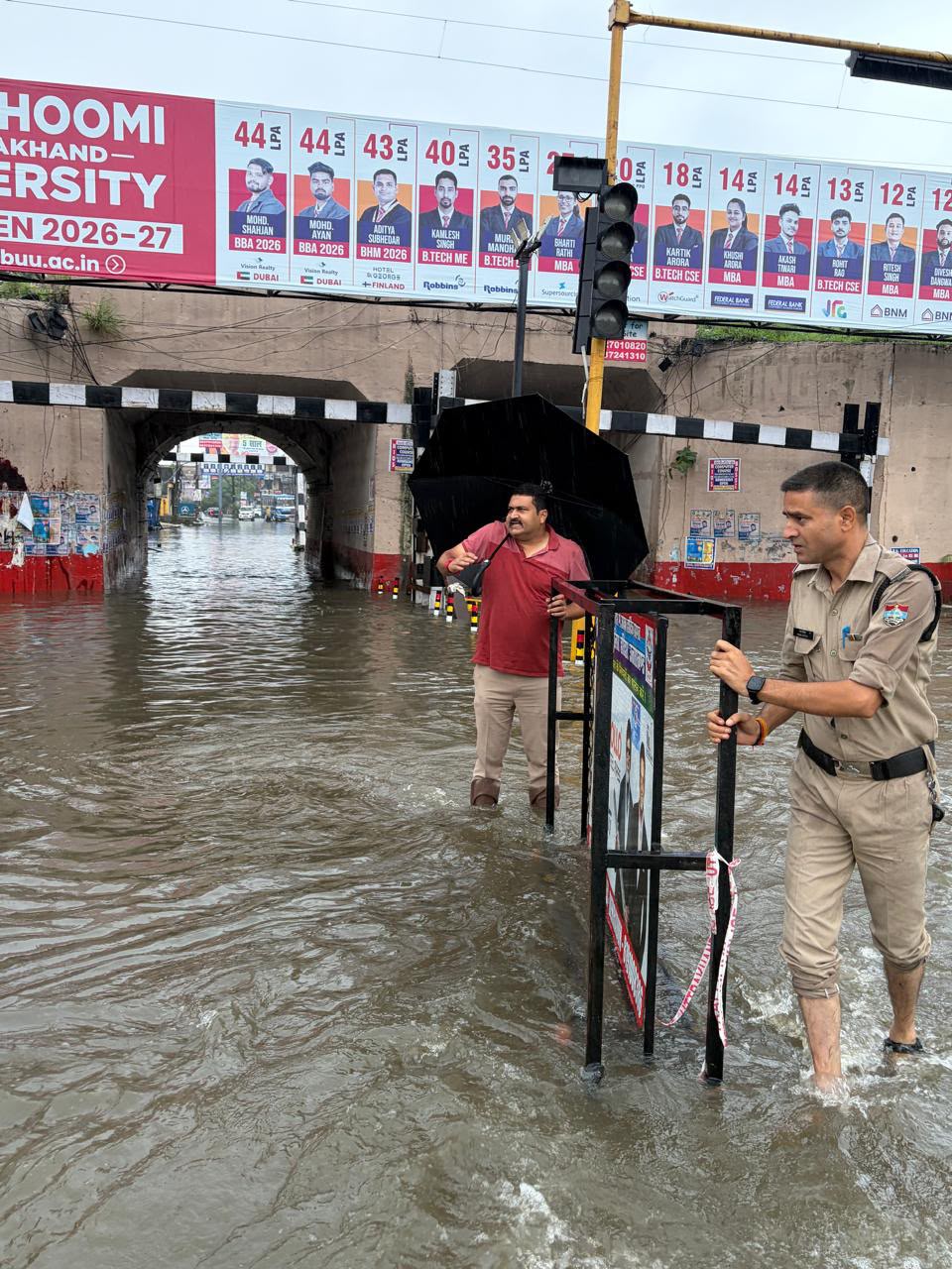 भारी बारिश मैं पुलिस सड़क पर मौजूद आमजन को सही मार्ग से गंतव्य के लिए प्रस्थान करवाते हुए
