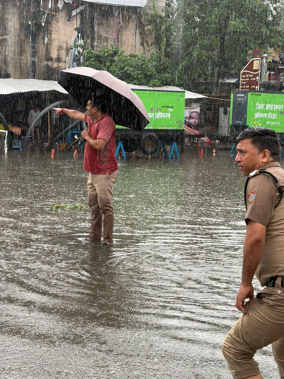 भारी बारिश मैं पुलिस सड़क पर मौजूद आमजन को सही मार्ग से गंतव्य के लिए प्रस्थान करवाते हुए 3