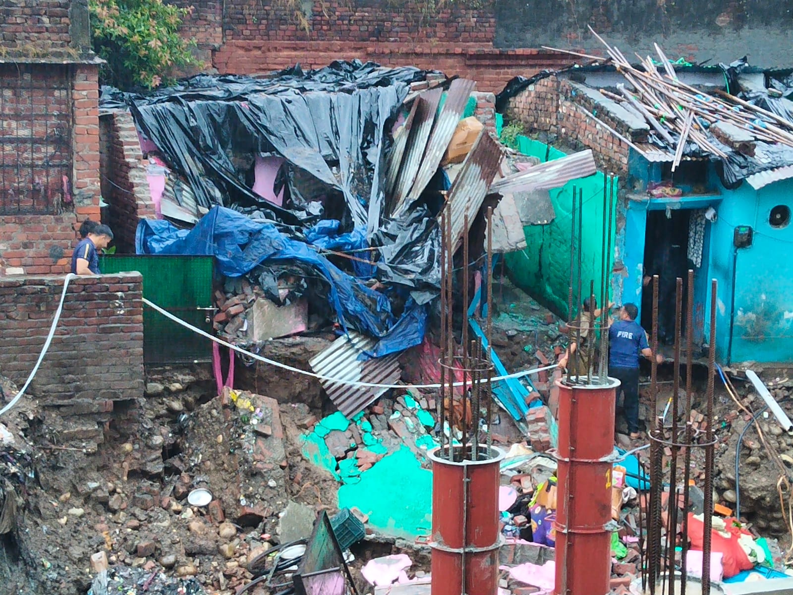 विष्णु घाट रेलवे स्टेशन के पास मकान गिरने की घटना में फायर सर्विस ने चार लोगों को सुरक्षित निकाला