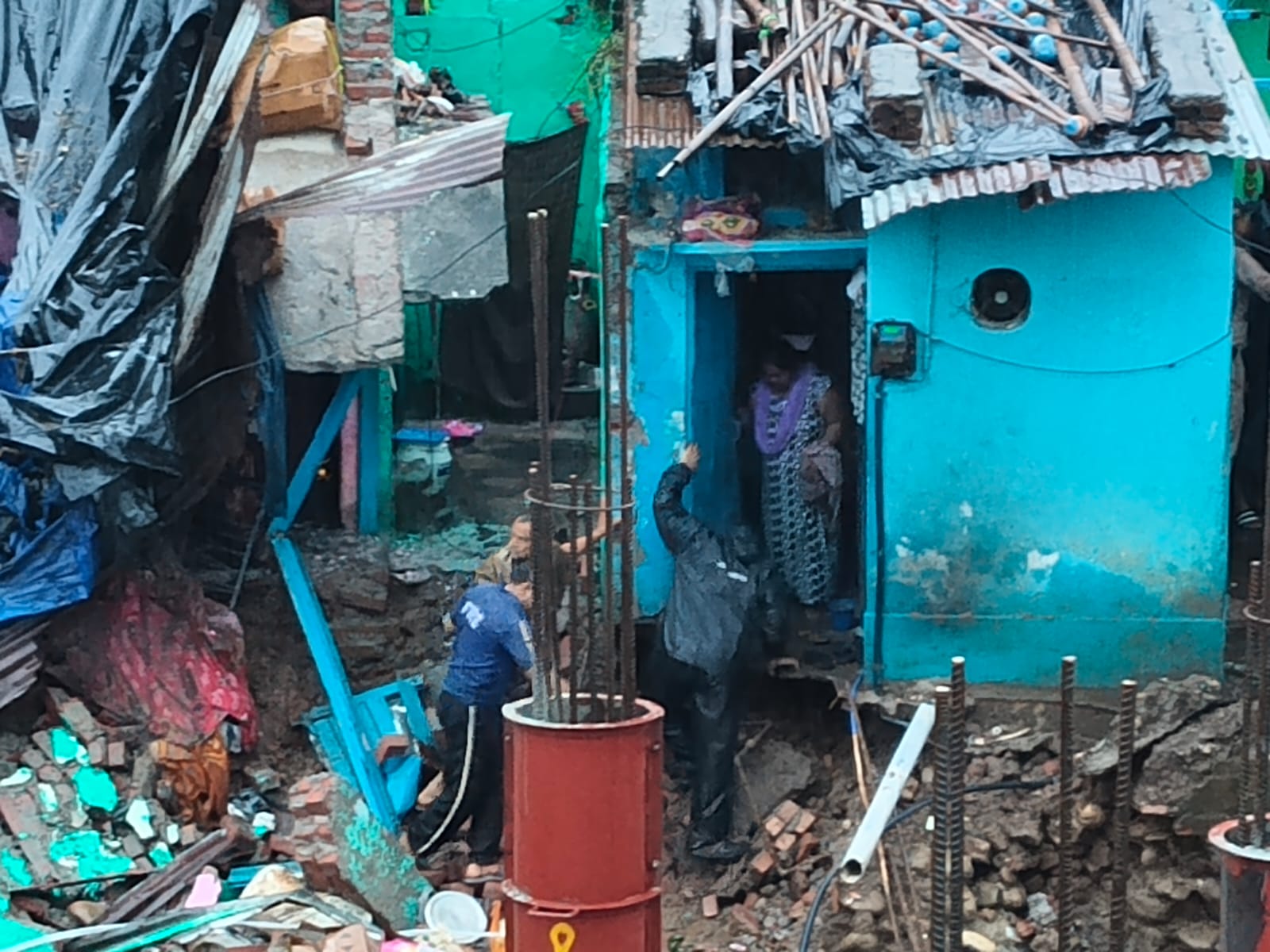 विष्णु घाट रेलवे स्टेशन के पास मकान गिरने की घटना में फायर सर्विस ने चार लोगों को सुरक्षित निकाला 2