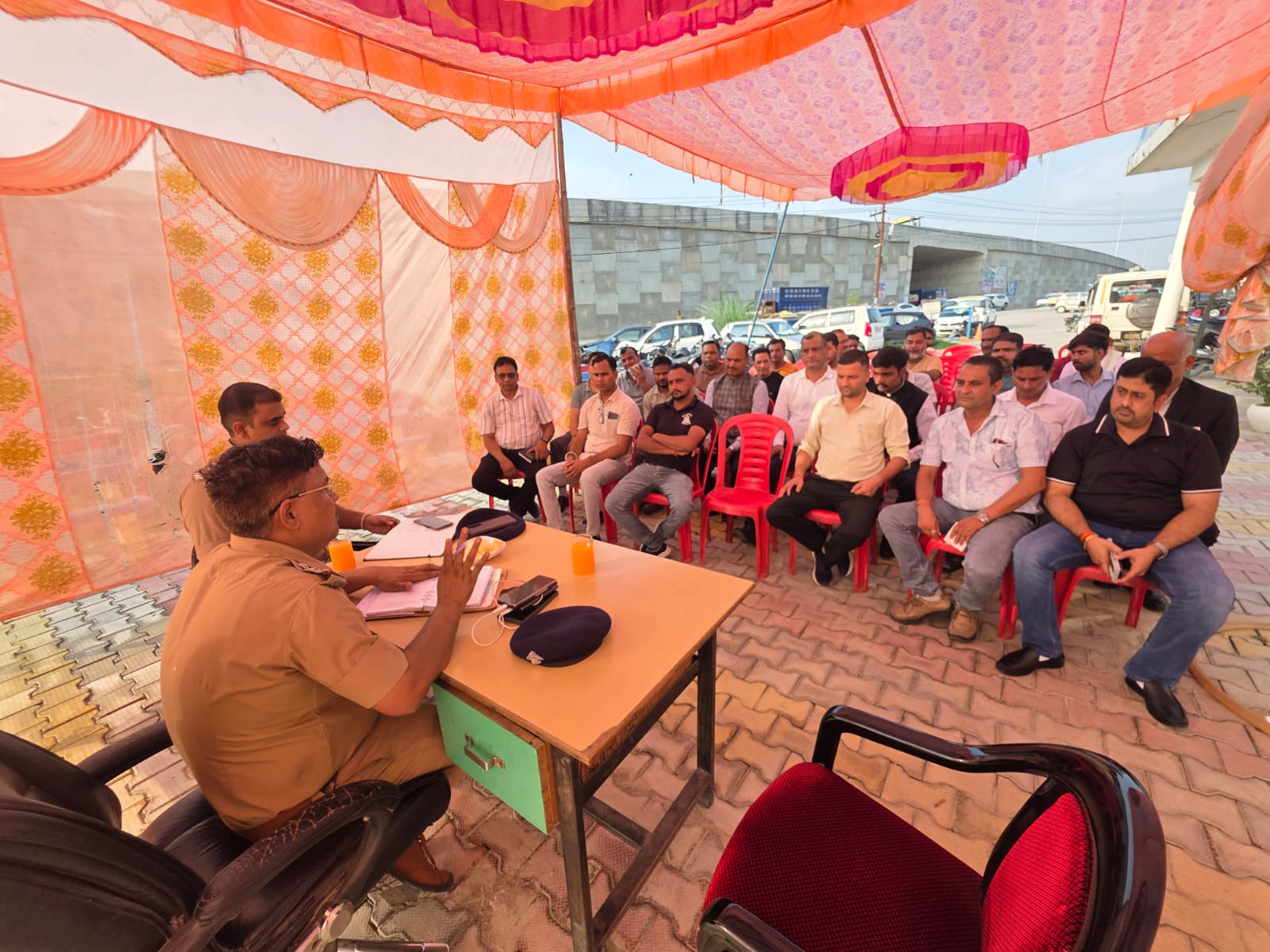 कांवड यात्रा के दृष्टिगत बहादराबाद पुलिस द्वारा होटल व्यवसायियों, रेस्टोरेंट एवं ढाबा संचालकों के साथ गोष्ठी आयोजित की