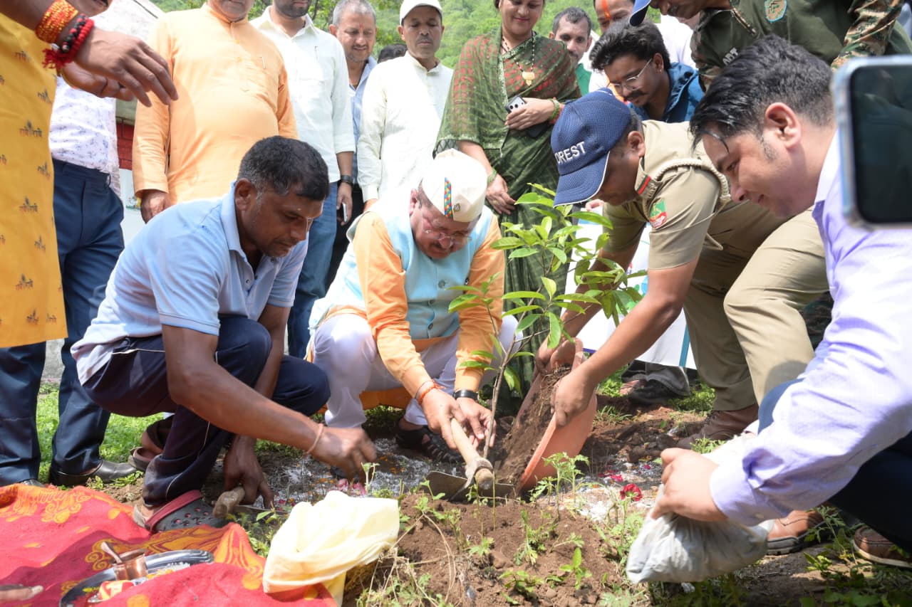 हरेला पर्व पर जनपद में गूंजा प्रकृति संरक्षण का संदेश, “एक पेड़ मां के नाम” अभियान के तहत हुआ व्यापक वृक्षारोपण 6