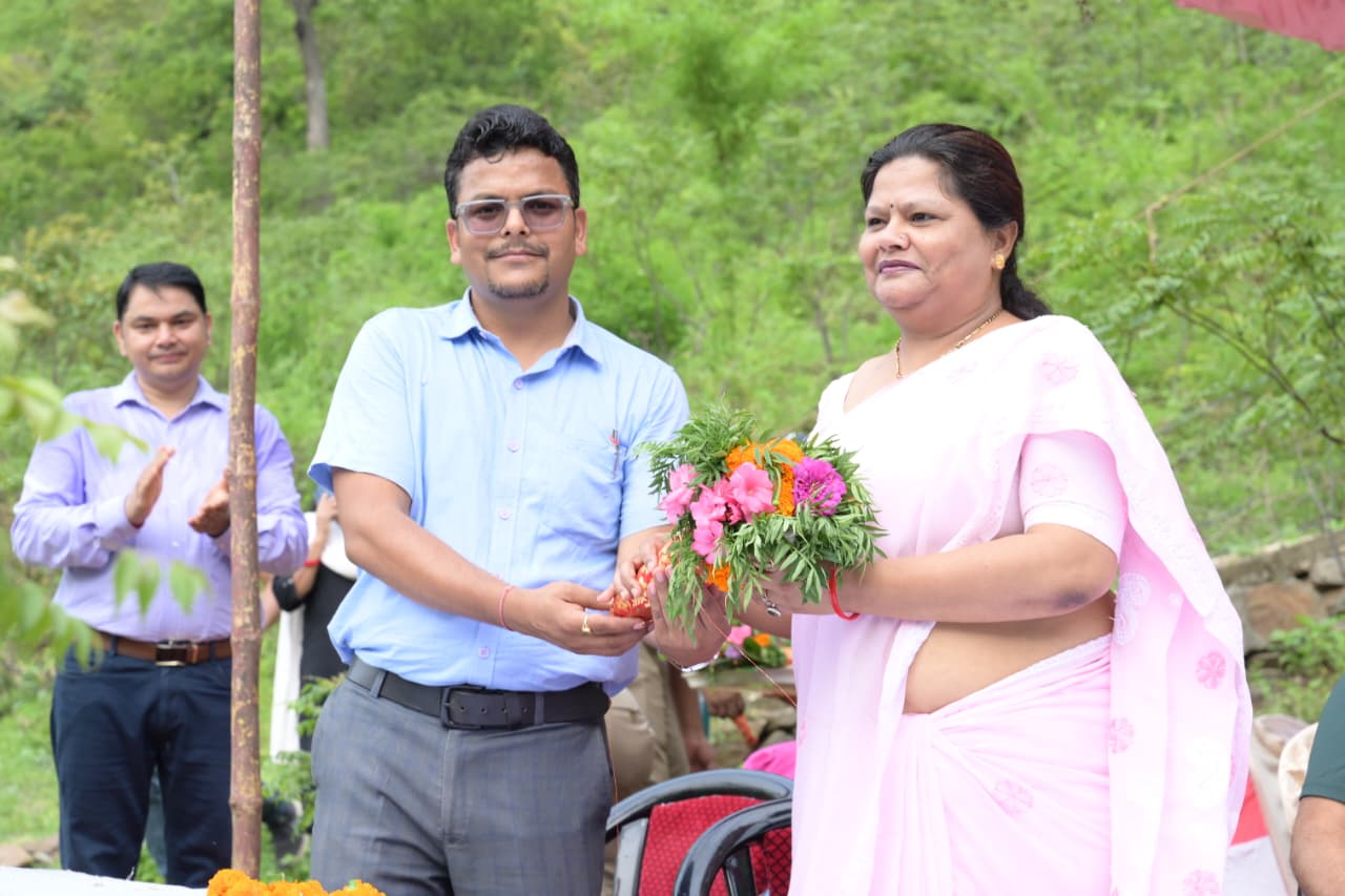 हरेला पर्व पर जनपद में गूंजा प्रकृति संरक्षण का संदेश, “एक पेड़ मां के नाम” अभियान के तहत हुआ व्यापक वृक्षारोपण 3