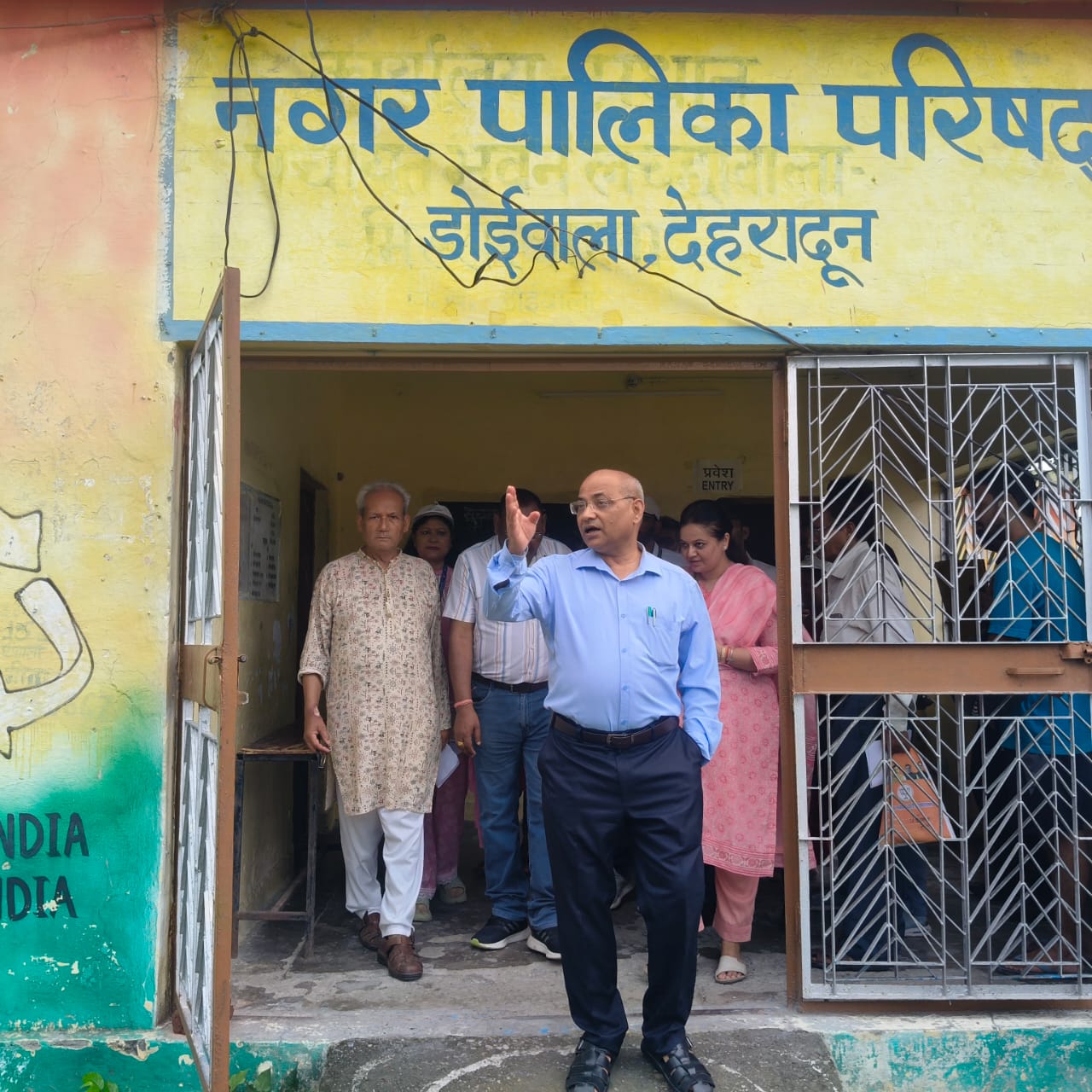 आयुक्त गढ़वाल मंडल ने डोईवाला विधानसभा के मतदेय स्थलों का किया निरीक्षण, राजनीतिक दलों के प्रतिनिधियों के साथ की समीक्षा बैठक 4