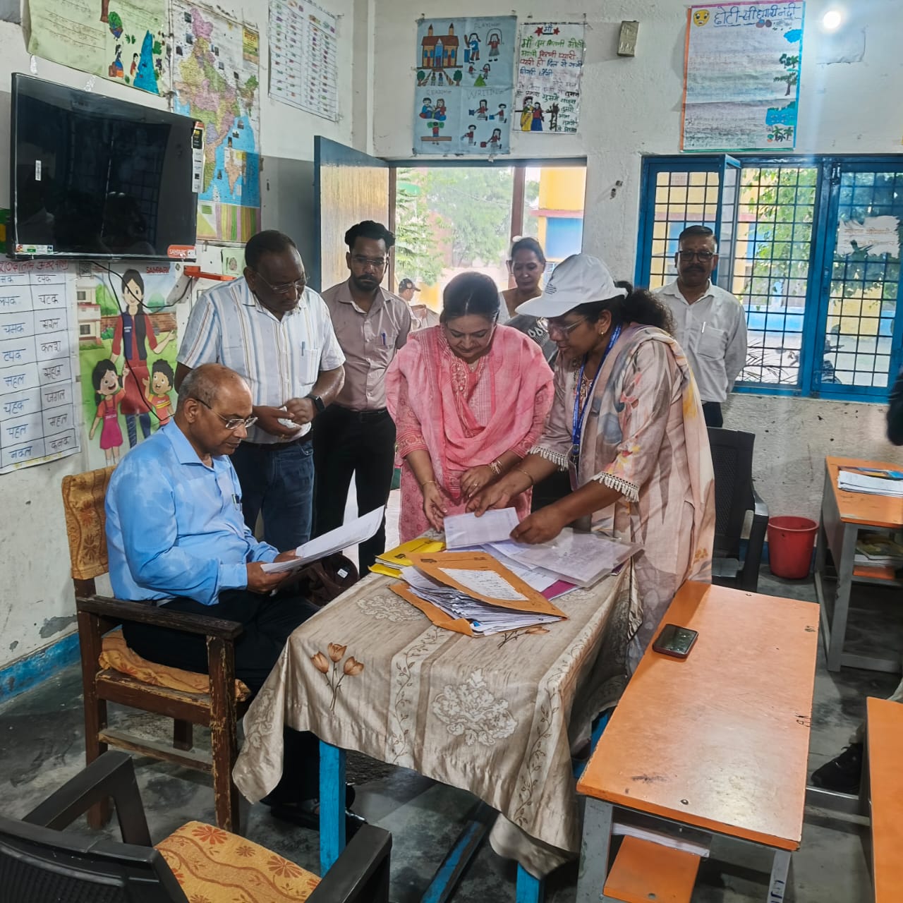 आयुक्त गढ़वाल मंडल ने डोईवाला विधानसभा के मतदेय स्थलों का किया निरीक्षण, राजनीतिक दलों के प्रतिनिधियों के साथ की समीक्षा बैठक 2